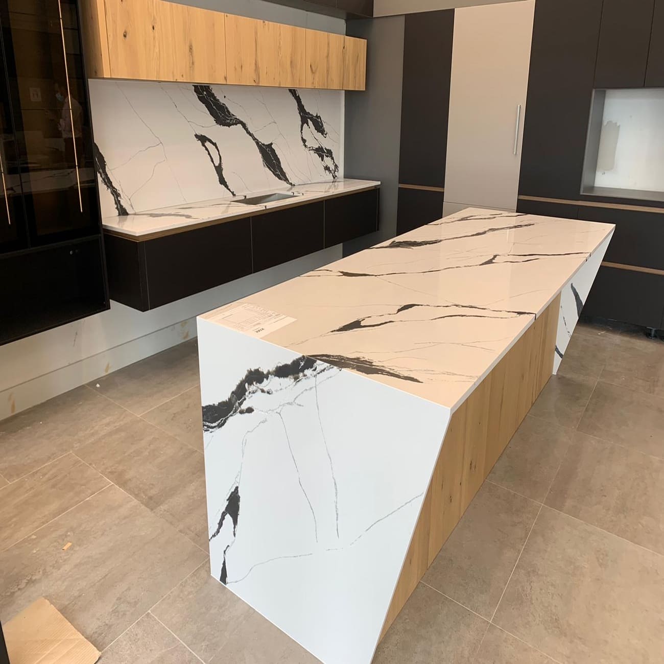 Plan de Travail Quartz Noir – “Calacatta Unique Noir” 19
