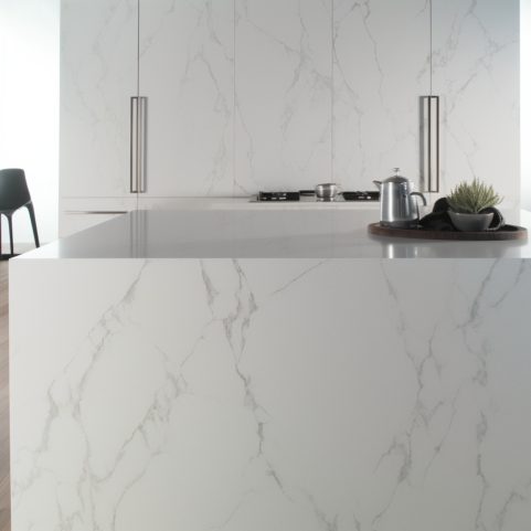 Plan de Travail Quartzite Blanc – “Calacatta Monaco”