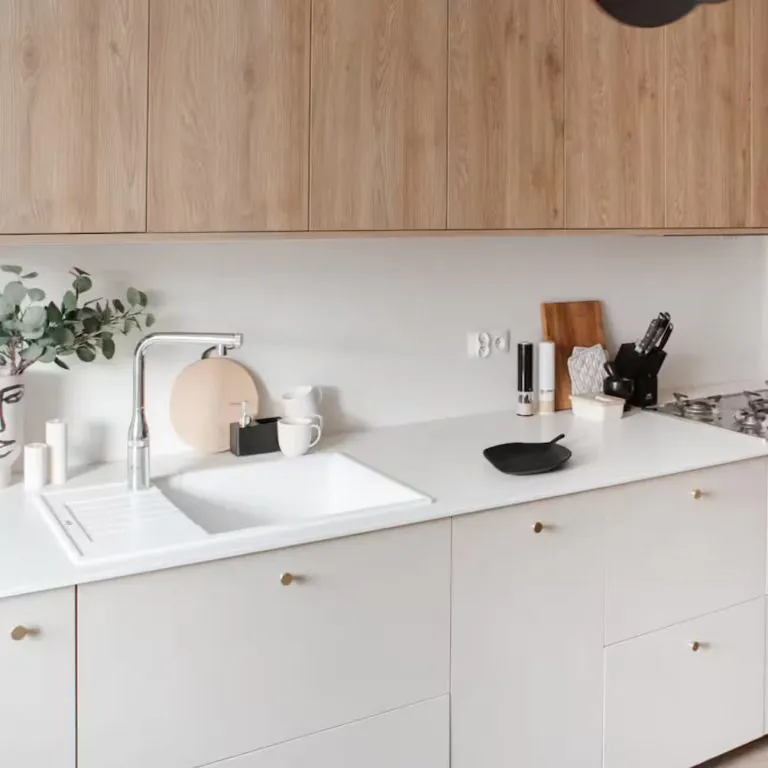 plan-de-travail-quartz-blanco-maple-cuisine-moderne.jpg