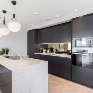 plan-travail-quartz-blanc-white-arabesque-silestone-veines-sombres.jpg