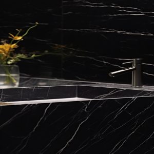 salle de bain marbre marquina