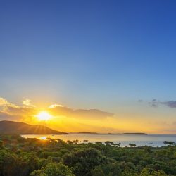 credence-coucher-de-soleil-sur-le-rivage-