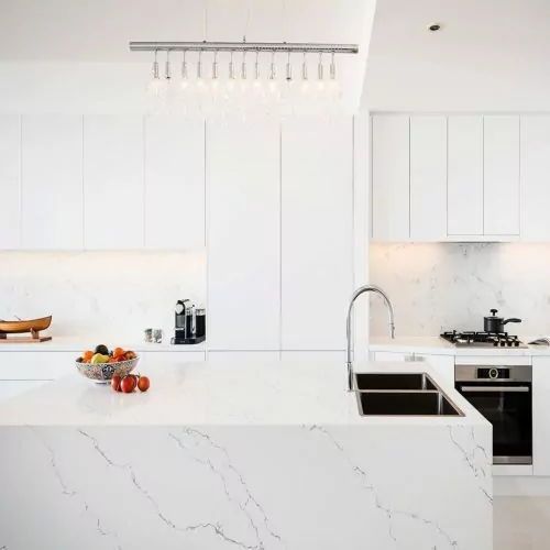 Plan de Travail Cuisine Quartz – “Vena Statuario Blanc”